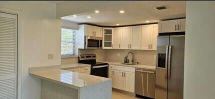 Building Photo - 9170 Fontainebleau Blvd