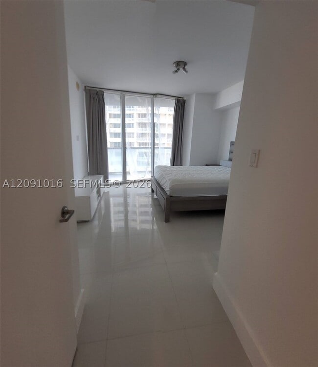Building Photo - 475 Brickell Ave