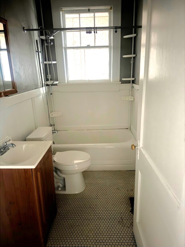 Foto del edificio - 614 Goodwin Ave