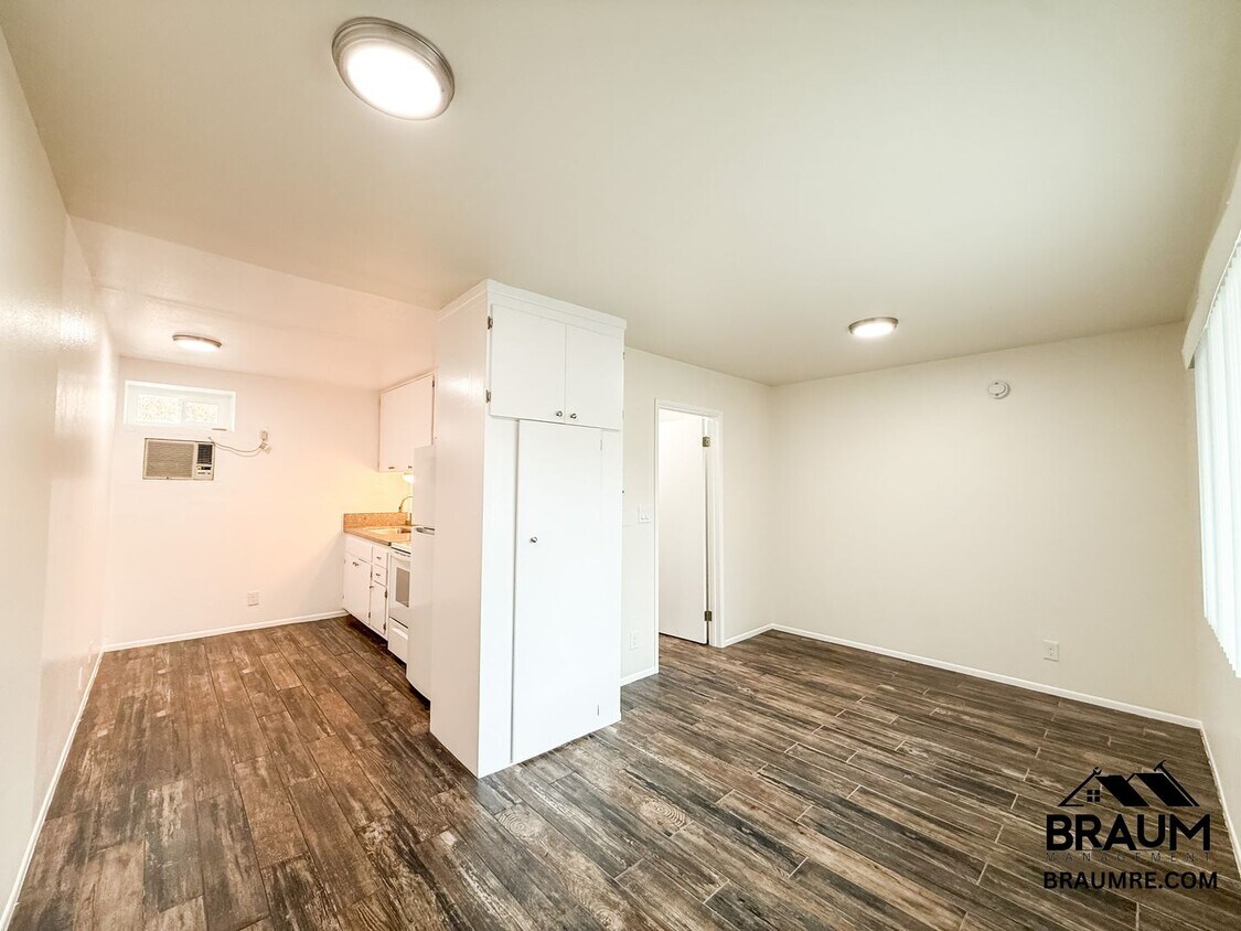 Foto principal - 15634 Leadwell St