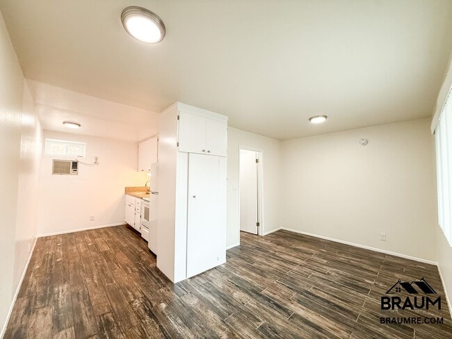 Building Photo - 15634 Leadwell St