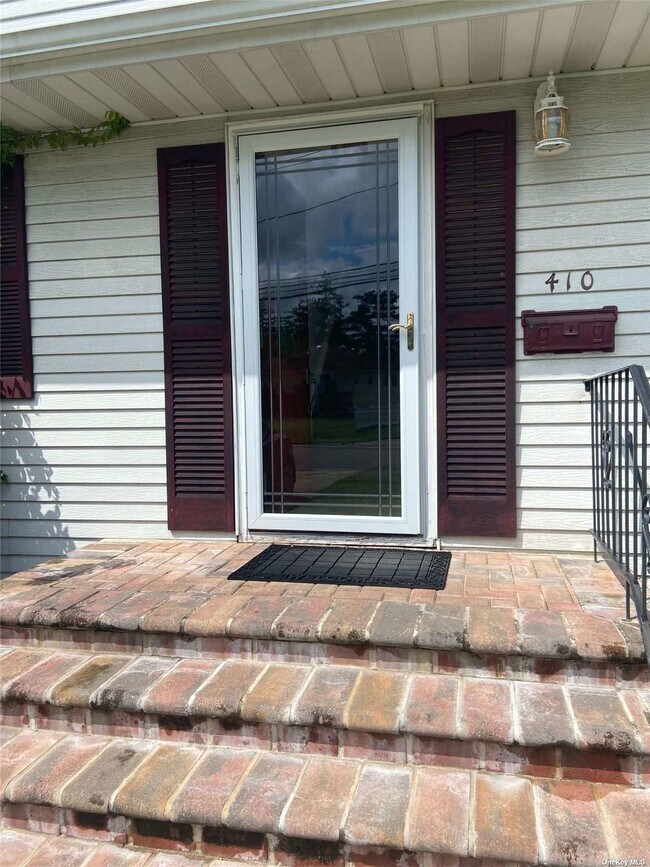 Building Photo - 410 Litchfield Ave