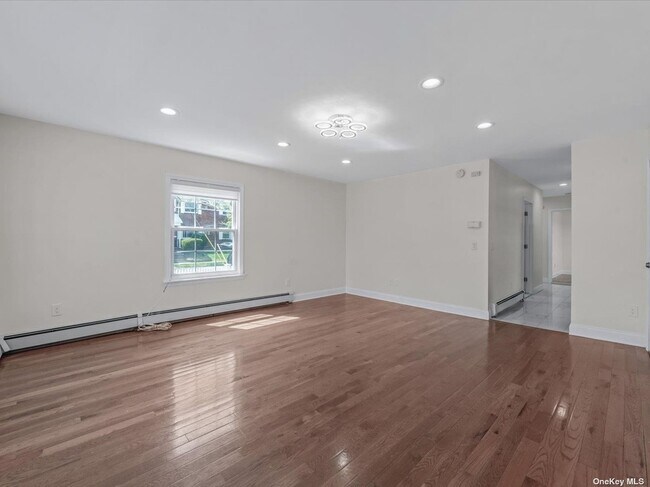 Foto del edificio - 249-03 Elkmont Ave