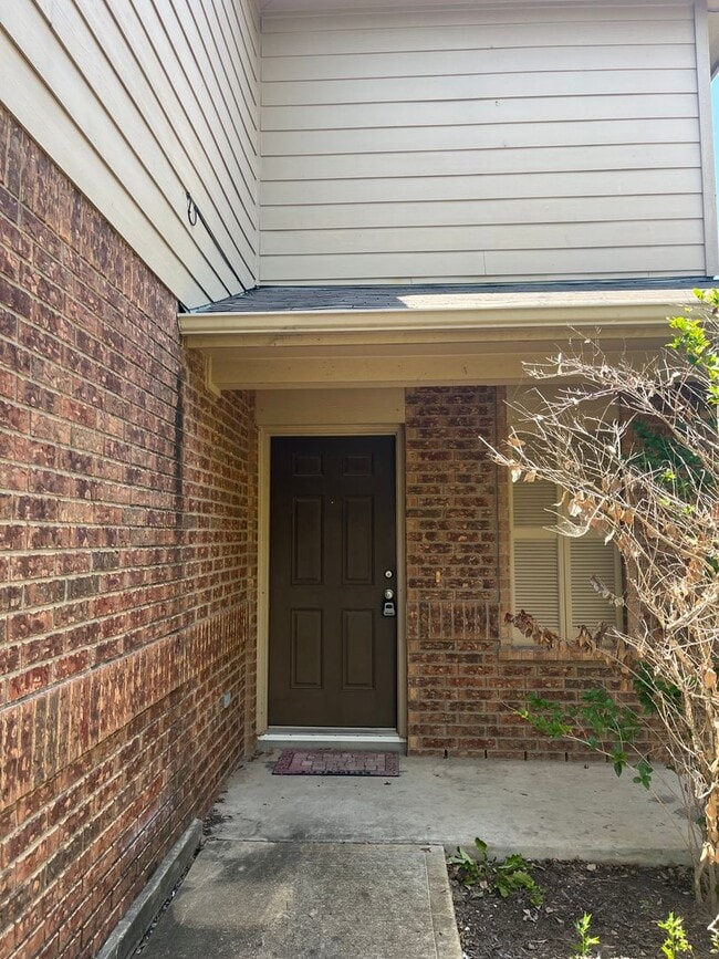 Building Photo - 3/2 in the heart of Del Valle