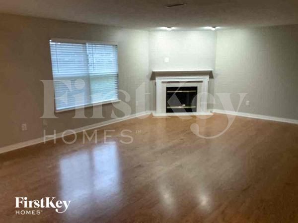 Foto del edificio - 8145 Lawrence Woods Pl