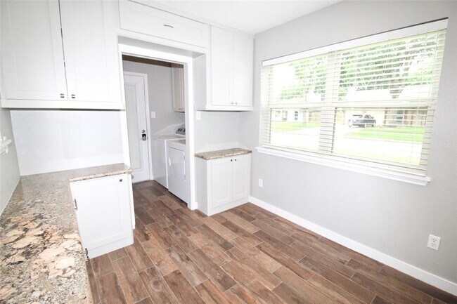 Foto del edificio - 13602 Salisbury Dr