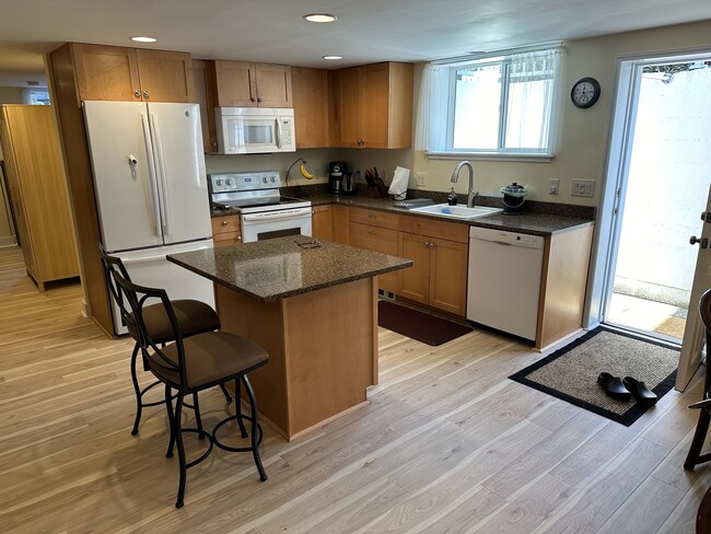 Cocina completamente moderna, encimeras de cuarzo. - 11504 6th Ave NW