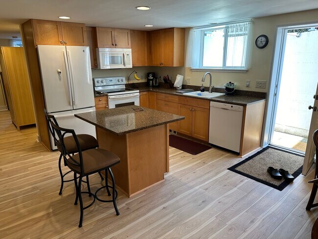 Cocina moderna completa, encimeras de cuarzo. - 11504 6th Ave NW