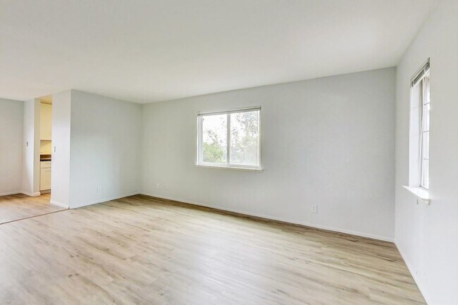 Building Photo - Bright Oasis, 3bd/1ba Apartment. One month...
