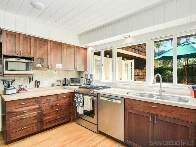 Building Photo - 341 Fern Glen