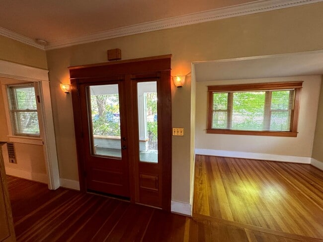 Building Photo - 4 Bedroom House Near Downtown Eugene