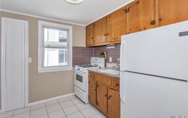 kitchen - 253 W Hudson St