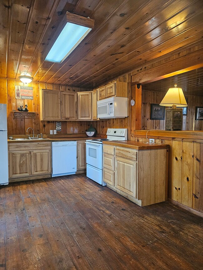 Foto del edificio - 654 Lilly Dr