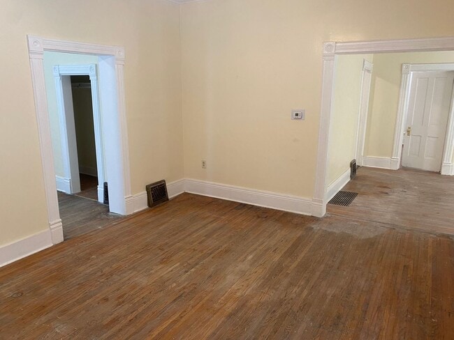 Building Photo - 2 Bedroom Bungalow Near Downtown