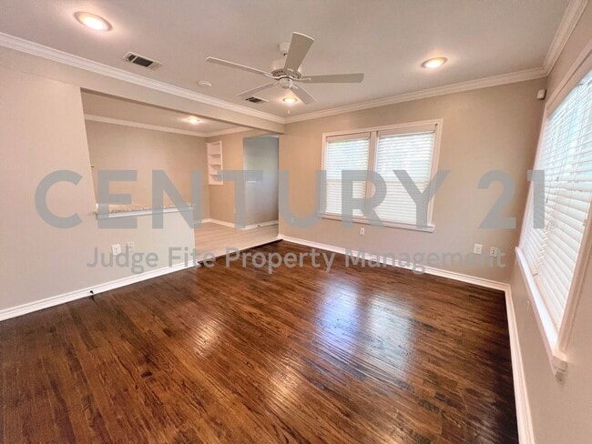 Building Photo - Charming 1/1 Duplex Near Lower Greenville ...
