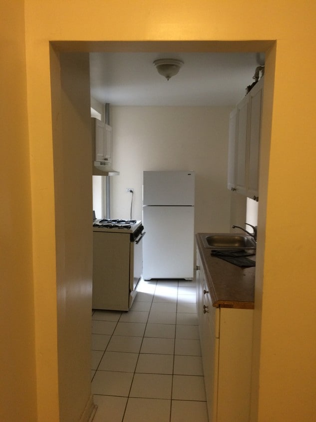 Kitchen - 160 W Kingsbridge Rd