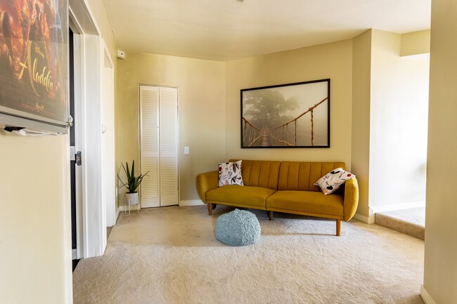 Building Photo - 837 Linda Flora Dr