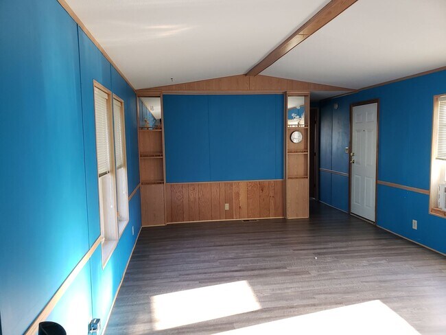 Foto del edificio - 2 Bed & 2 Bath Approx. 900 sqft with .9 Acers