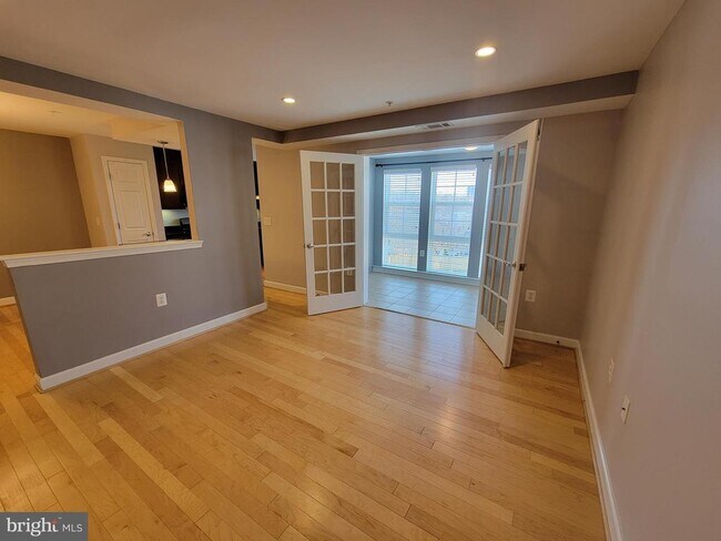 Building Photo - 4151 S Four Mile Run Dr