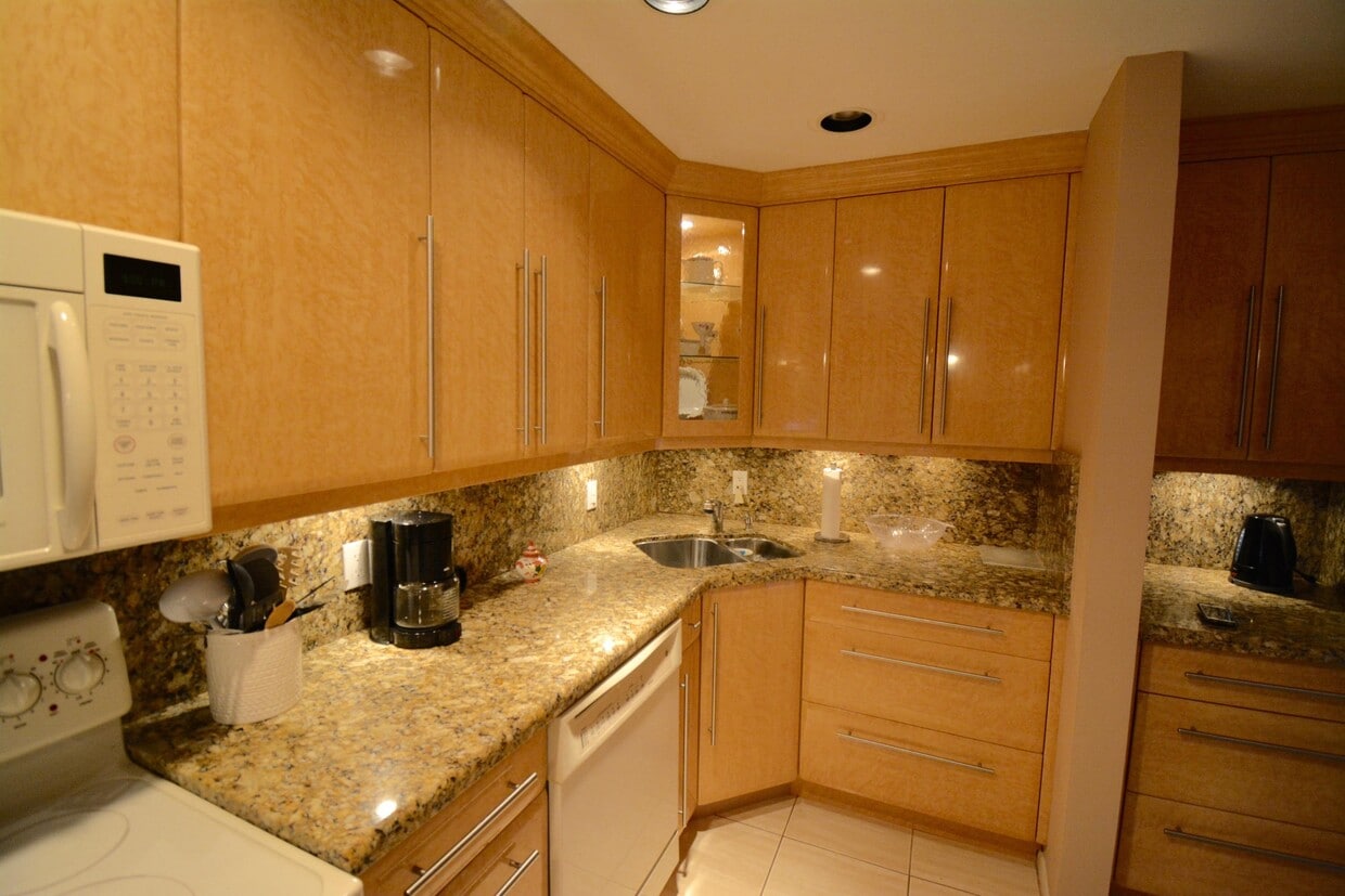 Primary Photo - 10 Stratford Dr E
