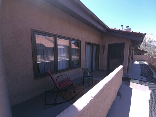 Foto del edificio - Secured Building with covered parking!