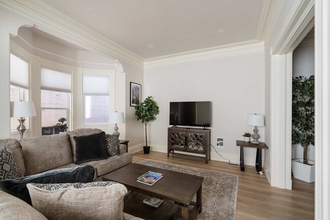 Building Photo - 529 NW 21st Ave