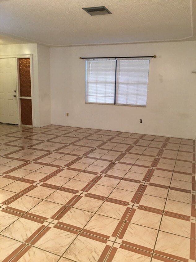 Living room - 1406 Meadowlark St