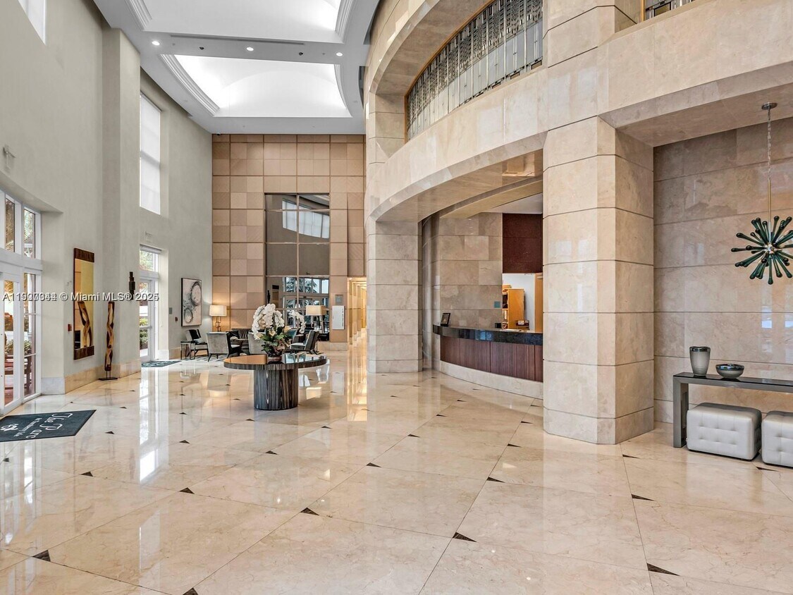 Foto principal - 19400 Turnberry Way