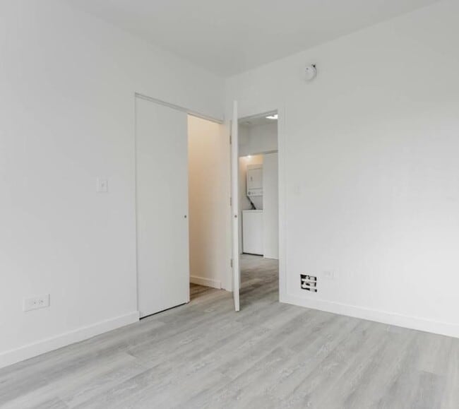 Building Photo - 1704 W Glenlake Ave