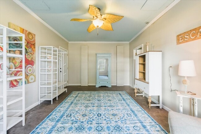 Building Photo - 256 River Dr