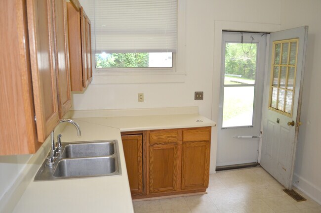 Building Photo - 17360 Riverside Dr