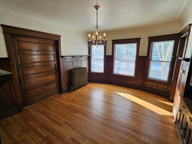 Foto del edificio - 1902 E Newberry Blvd