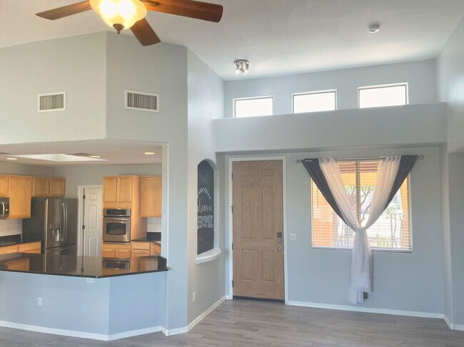 Building Photo - 8069 N Painted Feather Dr