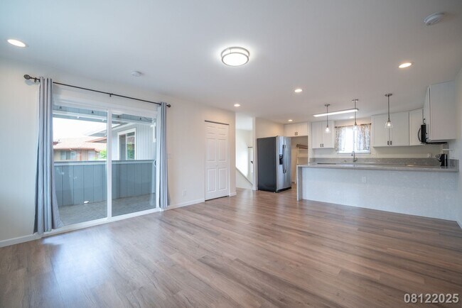 Foto del edificio - $3800/  4BR/2.5BA Ewa Beach Unit (Duplex U...