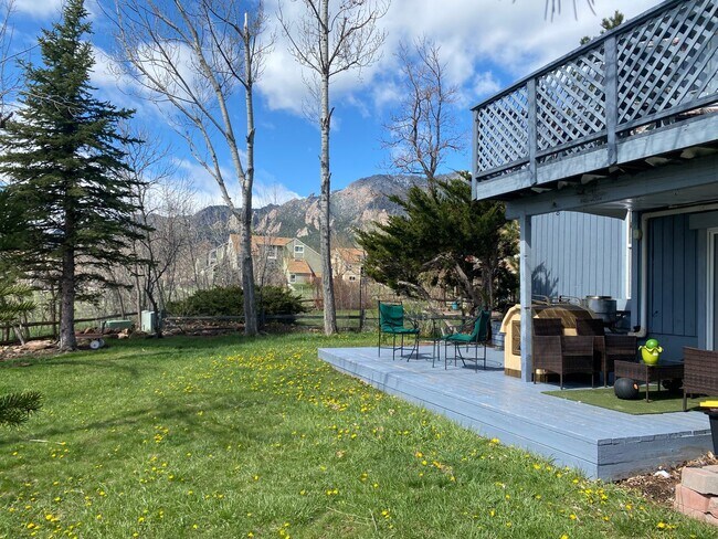 Building Photo - 3 Bed 2 Bath Home Backing to Open Space in...