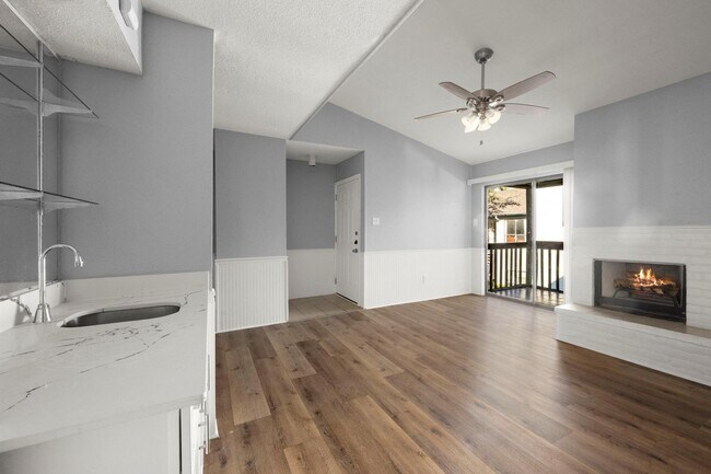 Foto del edificio - Richmond/Amanda west of Fondren, Classic, beautifully maintained, 2nd floor condominium offers 2 ...