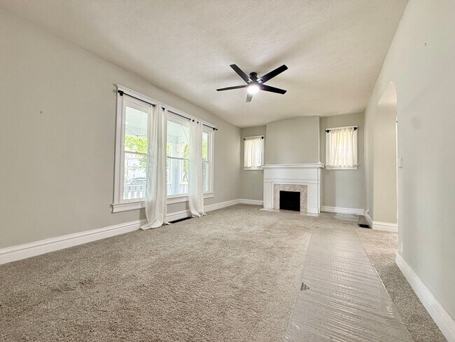 Foto del edificio - **Hawthorne Place** Pet Friendly 5 Large Bedrooms 2 Full Baths!