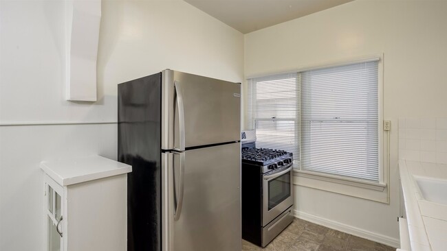 Cocina - 437 N Oakhurst Dr