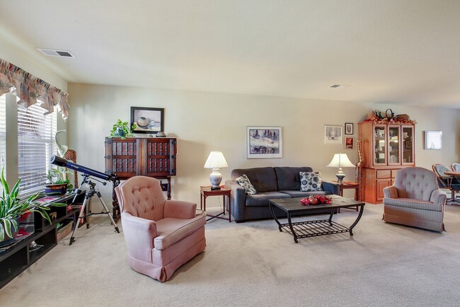 Building Photo - Beautiful 3 bedroom Townhome in Green Vall...