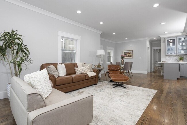 Building Photo - 10 Grant St