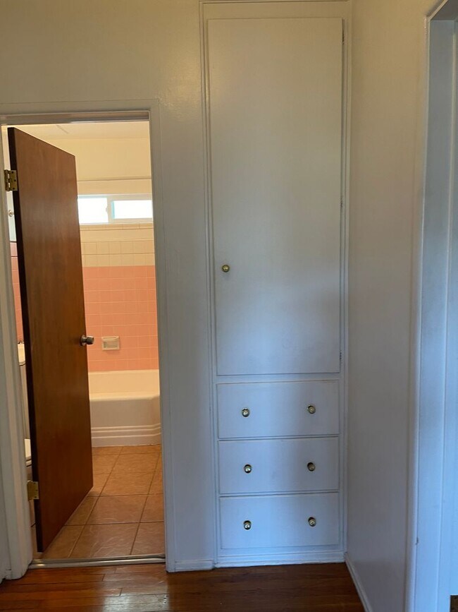 Foto del edificio - Large 1 Bedroom 1 Bath in Los Feliz!
