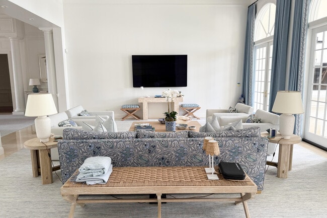 Building Photo - 1494 N Lake Wy