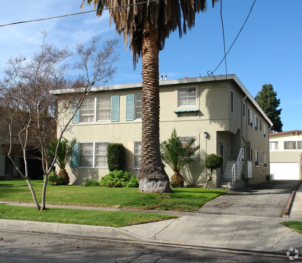 could not avoid tree. this is the best. shot. - 5335 Vantage Ave
