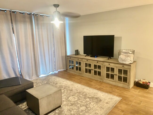 Building Photo - Beautifully Updated Fully Furnished Execut...
