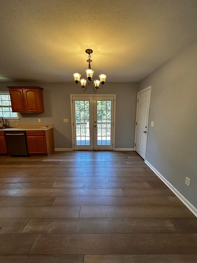Building Photo - 3 Bed, 2 Bath, HUGE Basement Garage in Cha...
