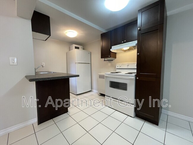 Building Photo - 16 Kingsway Dr