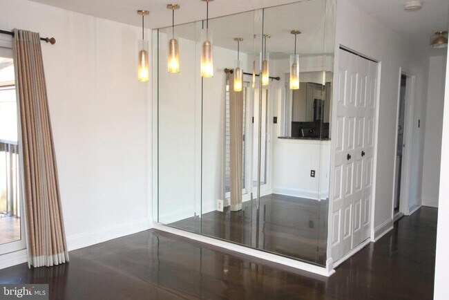 Building Photo - 210 James Ct