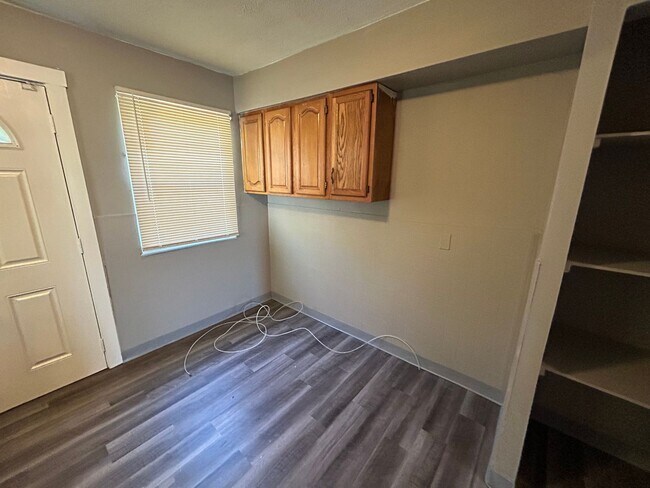 Building Photo - 3 Bed, 2 Bath House!