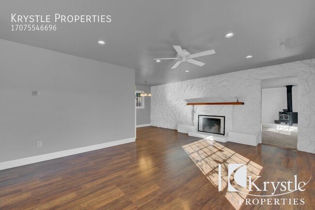 Building Photo - Ranch style home with huge family room