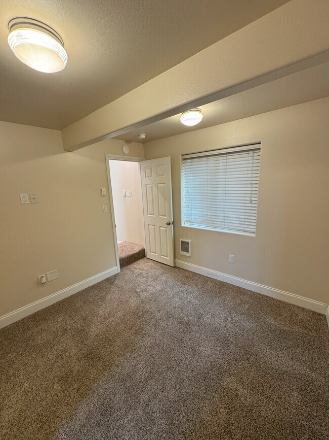 Foto del edificio - 1915 Mountain View Ave W